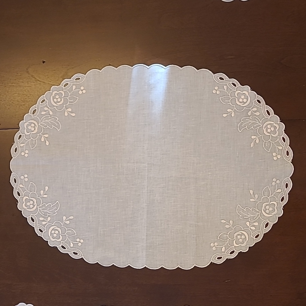 Table Runner, Placemat & Doilies Set - Picture 4 of 5